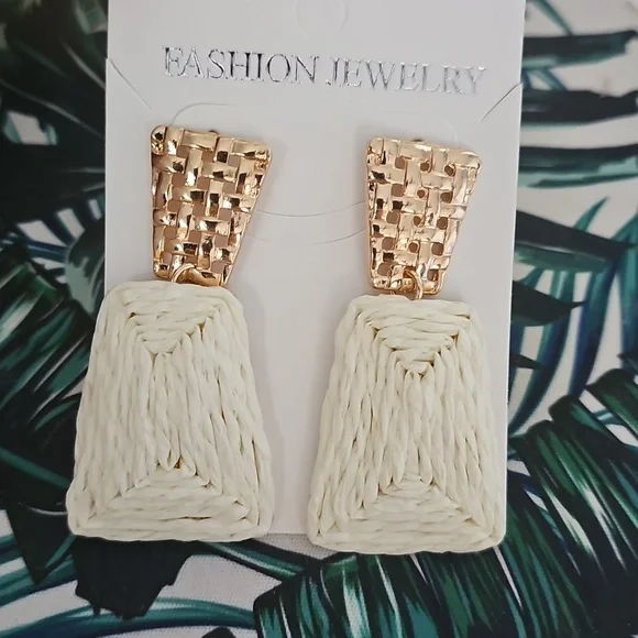 Elegant Gold and Cream Woven Earrings - Picture 3 of 3